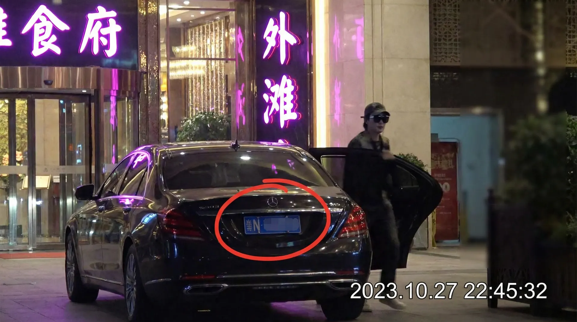 51大赛 - 豪车餐厅外偷拍